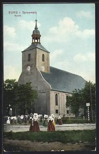 AK Burg / Spreewald, Kirche mit Leuten in Spreewälder-Trachten