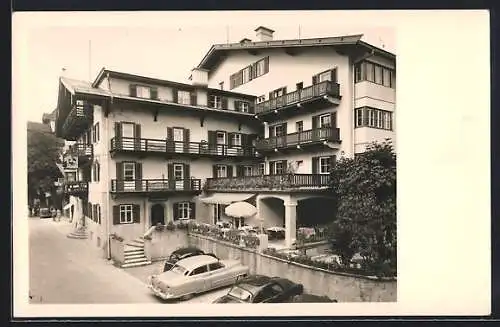 AK Kitzbühel, Hotel Weisses Rössl mit parkenden Autos