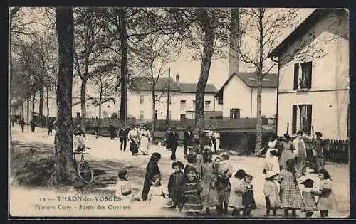 AK Thaon-les-Vosges, Filature Cuny, Sortie des Ouvriers