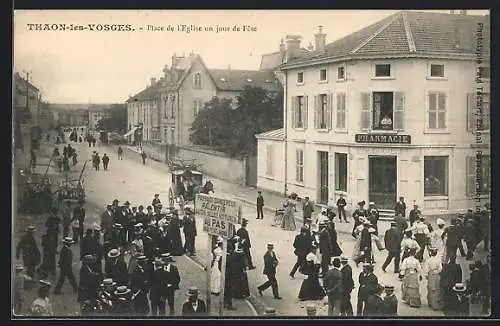 AK Thaon-les-Vosges, Place de l`Eglise un jour de Fête, Pharmacie H. Ehrwein