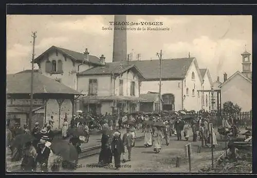 AK Thaon-les-Vosges, Sortie des Ouvriers de la Blanchisserie