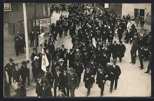 AK Thaon-les-Vosges, Festzug durch die Stadt