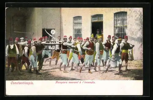 AK Constantinople, Pompiers courant à l`incendie, Feuerwehrmänner beim Ausrücken