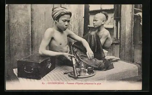 AK Tonkin, Fumeur d`Opium préparant la Pipe