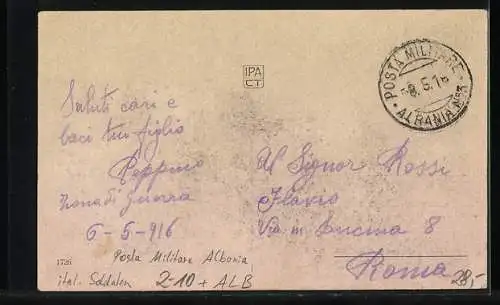 AK Albania, Italienische Soldaten in Uniform in einer Geschützstellung, Stempel Posta Militare Albania