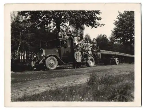 Fotografie Lastwagen Vomag, LKW mit Spezial-Auflieger zum Baumstamm-Transport