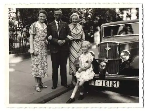 Fotografie Kramer, Frankfurt-Höchst, Auto Hanomag, Mädchen auf Stossstange sitzend