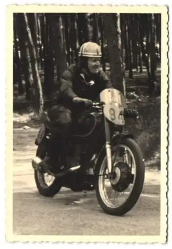 Fotografie Motorrad AJS, Rennfahrer mit Helm auf Krad Startnummer 84