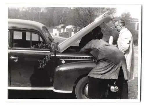 3 Fotografien Auto Volvo PV444 Buckelvolvo, PKW mit Motorpanne