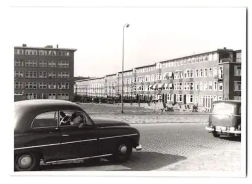 3 Fotografien Auto Volvo PV444 Buckelvolvo, PKW mit Motorpanne