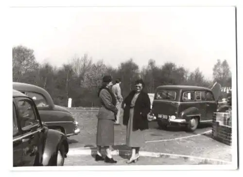 3 Fotografien Auto Volvo PV444 Buckelvolvo, PKW mit Motorpanne