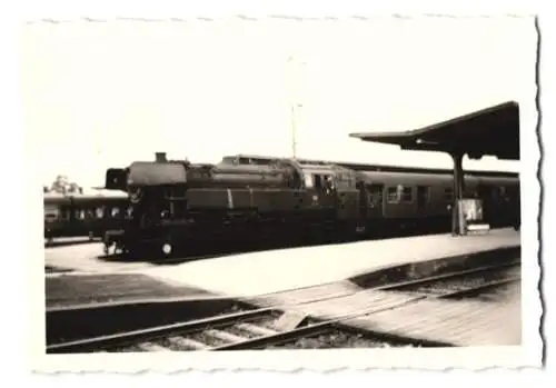4 Fotografien E. Czerny, Wetzlar, Ansicht Wetzlar, Eisenbahn Personenzug Deutsche Bahn Lokomotive Nr. 01 123 im Bahnhof