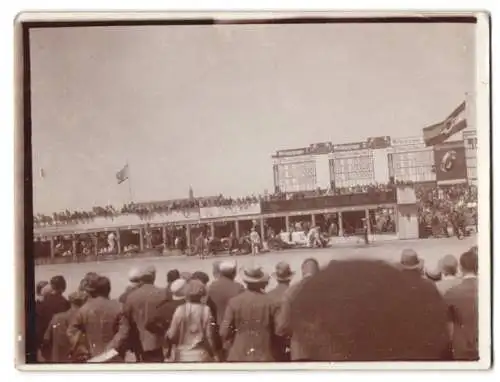 Fotografie Nürburgring, Autorennen, Rennwagen in der Boxengasse beim Reifenwechsel, Wertungsgruppe Tabelle