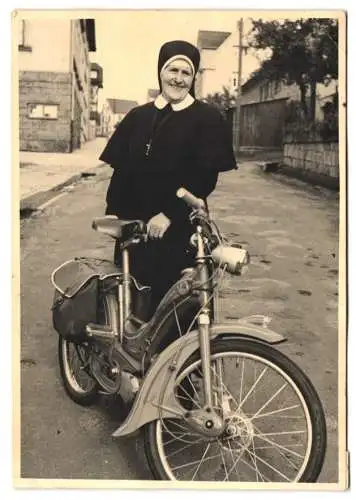 Fotografie Fotograf unbekannt, Nonne im Habit mit ihrem Moped Victoria „Vicky“