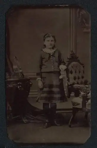 Fotografie Ferrotypie hübsches junges Mädchen im biederen Kleid mit Spitzenkragen