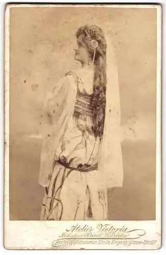Fotografie Atelier Victoria, Berlin, junge dame im verzierten Kleid mit langen lockigen Haaren, Haarbrosche