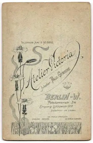 Fotografie Atelier Victoria, Berlin, junge dame im verzierten Kleid mit langen lockigen Haaren, Haarbrosche
