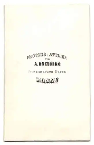 Fotografie A. Breuning, Hanau, Jäger mit Flinte und Schwarzpulvertasche vor einer Studiokulisse