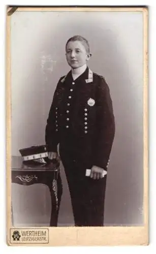 Fotografie Wertheim, Berlin, Leipzigerstr., junger Knabe als Page in Uniform, Plakette I. Etage