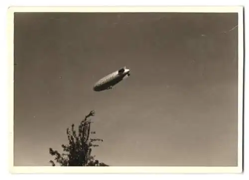 2 Fotografien Zeppelin D-LEMO mit Werbung Trumpf Schokolade