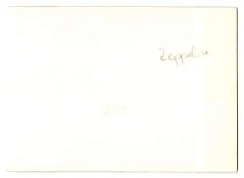 2 Fotografien Zeppelin D-LEMO mit Werbung Trumpf Schokolade