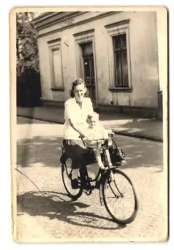 3 Fotografien Fahrrad Imperator, Mutter mit Kind im Kindersitz, zwei junge Knaben auf Fahrrad