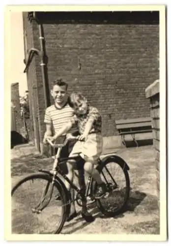3 Fotografien Fahrrad Imperator, Mutter mit Kind im Kindersitz, zwei junge Knaben auf Fahrrad