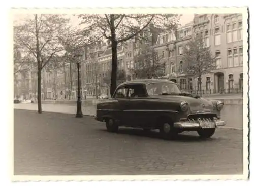 2 Fotografien Auto Opel Olympia in Amsterdamm, zwei junge Frauen neben dem Opel, Kennzeichen: KH-C 739