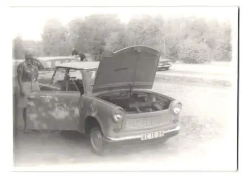 3 Fotografien Auto Trabant 601 mit geöffneter Motorhaube, Blick auf das Amaturenbrett mit Lenkrad