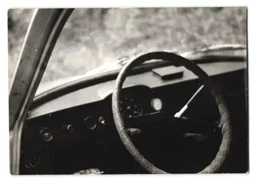 3 Fotografien Auto Trabant 601 mit geöffneter Motorhaube, Blick auf das Amaturenbrett mit Lenkrad