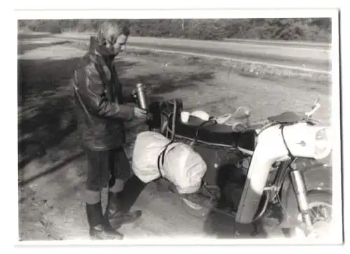 2 Fotografien junger Mann mit seiner MZ ES samt vollem Gepäck, Lederjacke