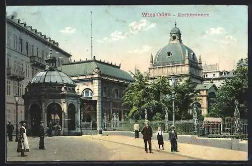 AK Wiesbaden, Kochbrunnen mit Passanten