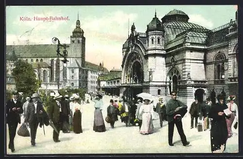 AK Köln, Hauptbahnhof mit Passanten