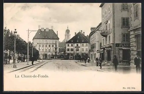 AK La Chaux-de-Fonds, Strassenpartie mit Geschäften