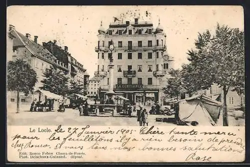AK Le Locle, Strassenpartie mit Geschäft und Brunnen