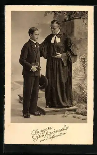 AK Pfarrer gratuliert Jungen zu seiner Konfirmation