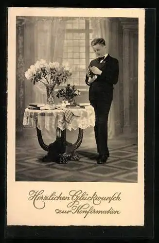AK Junge mit Geschenken zu seiner Konfirmation