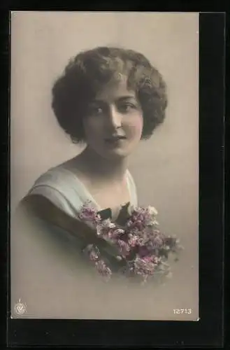 Foto-AK NPG Nr. 12713: Damenportrait mit Blumenstrauss