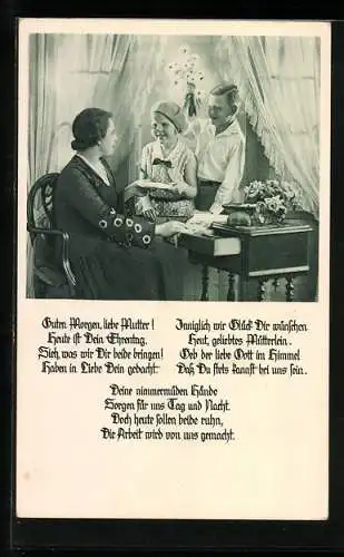 AK Kinder überreichen ihrer Mutter Geschenke zum Muttertag