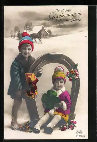 AK Zwei Kinder mit einem Hufeisen im Schnee, Glückwunsch zum neuen Jahre