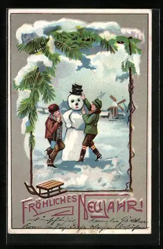 Künstler-AK Zwei Jungs bauen einen Schneemann im Winter