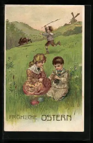 Präge-AK Junge jagt Osterhasen über eine Wiese, Zwei Kinder mit Ostereiern