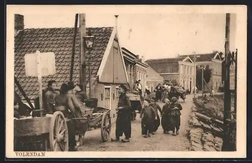 AK Volendam, Strassenpartie mit Passanten und Karren