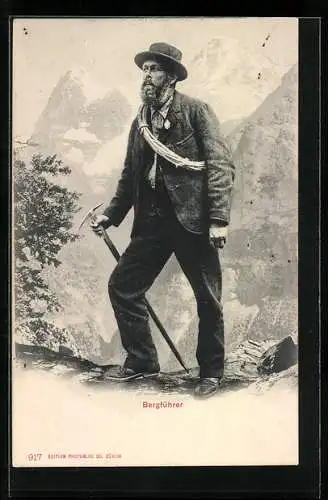 AK Bergführer mit Seil und Hacke im Hochgebirge