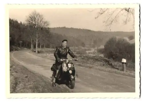 Fotografie Motorrad NSU, Mann auf Motorroller, LKrad