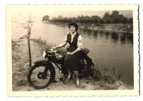 Fotografie Motorrad, Hausfrau auf Krad sitzend