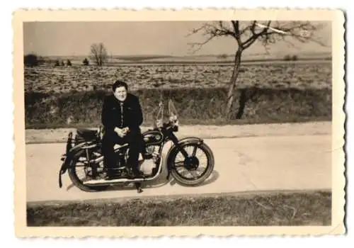 Fotografie Kaiser, Schwaan, Motorrad AWO 425, Mann auf Krad sitzend