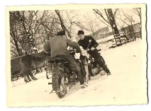 Fotografie Klimesch, Braunschweig, Motorrad Triumph, Männer beim Krad-Duell im Schnee