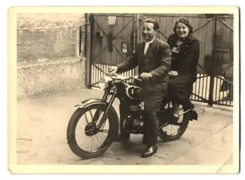 Fotografie Motorrad DKW, glückliches Paar auf Krad sitzend