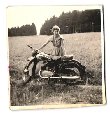 Fotografie Motorrad NSU, hübsche junge Frau nebst Krad